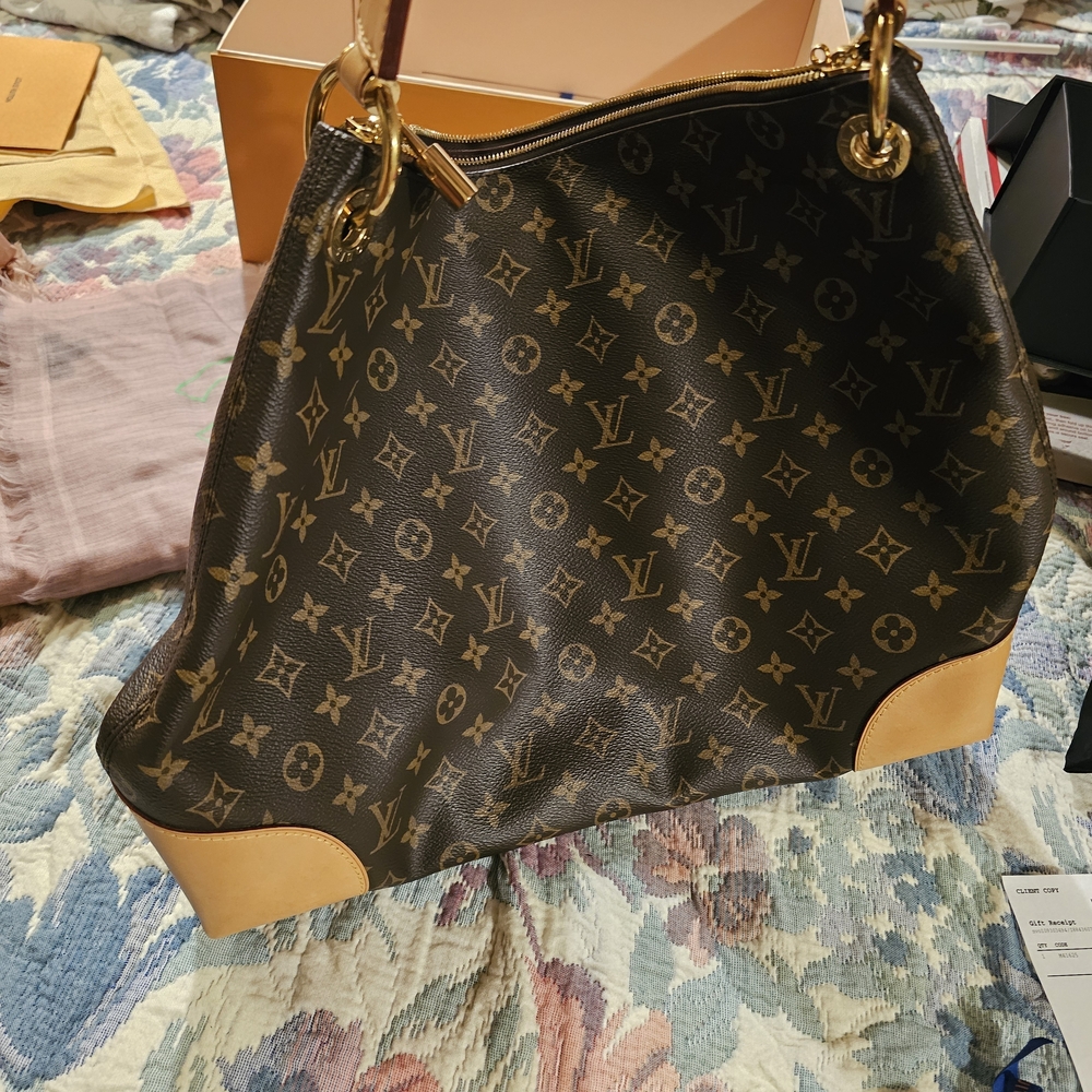 Authentic Louis Vuitton Berri MM – Excellent Condition + Storage Bag + Gift Box